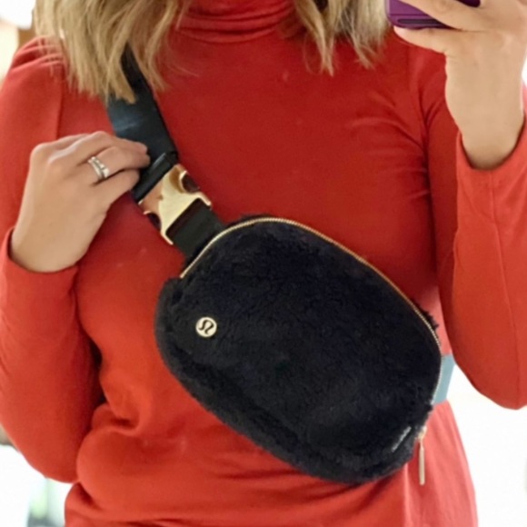 lululemon athletica Handbags - Lululemon Everywhere Belt Bag 1L Fleece